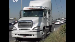 Un tractocamión que circulaba por el paso superior sur se quedó sin frenos.