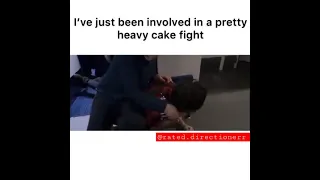 ONE DIRECTION FUNNY MOMENT ft. Harry Styes. Pretty heavy cake fight 😂