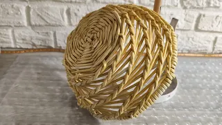 Конфетница спиральным плетением из бумажной лозы.