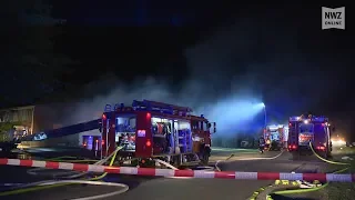 Lagerhalle mit Düngemittel in Flammen