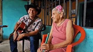 Elenita interpretada por los musicos del campo🤗