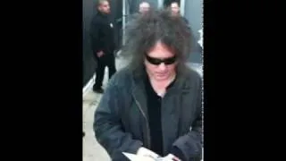 Robert Smith signing autographs