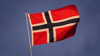 Norsk flagg 🇳🇴 som svaier i vinden, bakgrunn til 17. mai, uten lyd