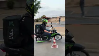 Aluno motoboy quando chega na autoescola