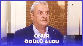 ÜNLÜ AKTÖR MESUT AKUSTA ONUR ÖDÜLÜ İLE TAÇLANDIRILDI | 100'de 100 Magazin