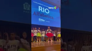 Menina de 5 anos impressiona por 'vozerão' ao cantar em evento no RJ #shorts