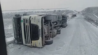 Выезжаем в сторону дома. Положило фуры ветром.