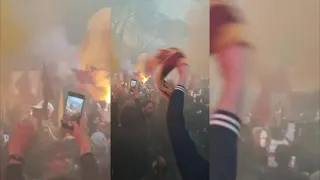 Roma - Leicester: l'arrivo del pullman della Roma allo stadio...visto da fuori e da Mourinho