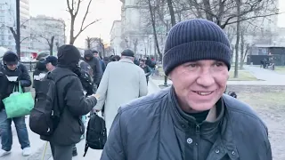 Кормление бездомных на Курском вокзале