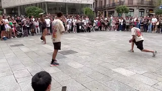 BREAK DANCE / STREET SHOW IN CATHEDRAL BARCELONA SPAIN