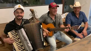 Quatro Beijos - Gustavo Neves sanfoneiro e Falcão & Vardel