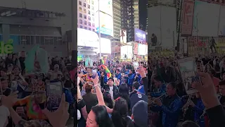 Así suena la banda en Times Square.