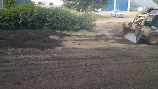 Как укладывается асфальтогранулят (крошка асфальтная) / repair of roads