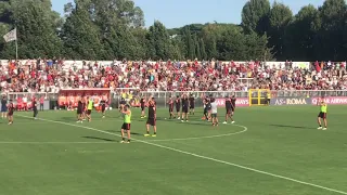 La #ASRoma saluta i tifosi dopo l’allenamento: cori e applausi per #DeRossi