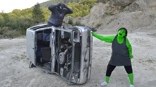 She-Hulk VS Black Spider-Man VS Old Car