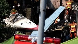 Kleinflugzeug stürzt auf Wohngebiet in Tokio