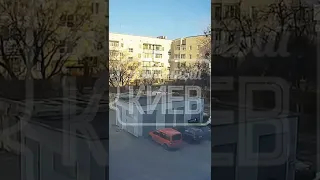 момента прилета российской ракеты во двор жилого многоэтажного дома  в Киеве.