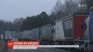 На виїзді з України до Польщі простоює більше восьми сотень вантажівок