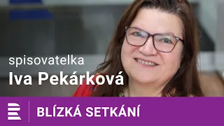 Iva Pekárková na Dvojce: Můj skoromanžel nemá rád, když o něm píšu, ale tuhle knihu mi odpustil