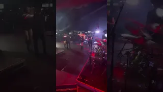 Isabelle do BBB dançando no palco da Joelma o tacacá