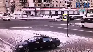 Водитель избил сделавшего ему замечание пешехода в Петербурге