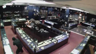 Man caught on camera breaking into west Houston jewelry store with sledgehammer