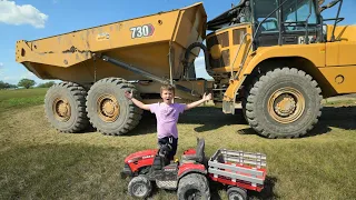 Digging dirt and driving HUGE dump truck | Tractors for kids