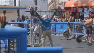 Levantador de pesas se Disfraza de Viejo y engaña a TODOS en el GYM