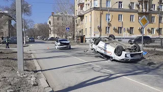 "Перевернулся на крышу": в Волгограде в жесткой аварии двух такси пострадала 19-летняя пассажирка