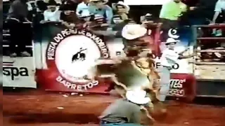 Adriano Moraes vs Paraquedas no rodeio de Barretos SP 1992