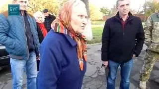 25.10.2015р. Жіночка похилого віку, із Володимира-Волинського, голосувала на капоті автівки