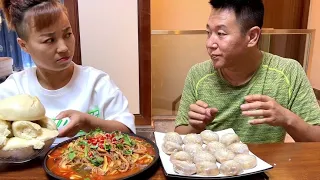 看来他吃独食的毛病，是不容易改了#eating show#eating challenge#husband and wife eating food#mukbang #asmr eating