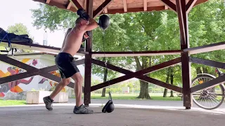 Entrainement au ballon double élastique - boxe pieds poings