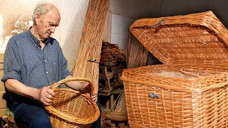 Emilio, the master basket maker. Elaboration with wicker of baskets and other artisan pieces