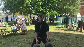 Денис Антипов жонглирует гирями, каждая по 16 кг.