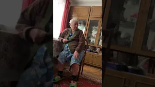 Бабуля жжет на котов !