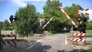 Spoorwegovergang Uithuizermeeden // Dutch railroad crossing