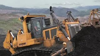 Powerful Komatsu D375A Dozer Pushing Muddy Soil & Ripping