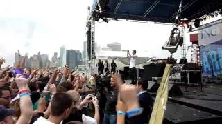 AvB vs Jochen Miller - In & Out Of Connection (AvB Mashup) (Armin @ Governor's island 20090912)