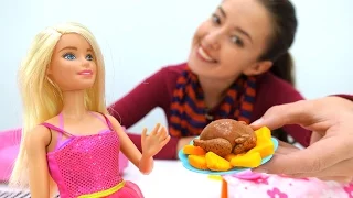 Видео для девочек: Кукла Барби готовит обед