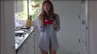 شخص بيكتب مواصفات فتاة أحلامه في كتاب، فبيصحى يلاقيها قاعدة جنبه وبتلمسه! Ruby sparks