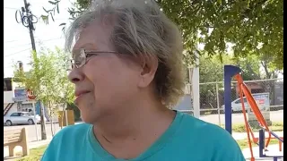 Esta viejita es sacada de su casa por su hijo y se arrepiente al instante 😭