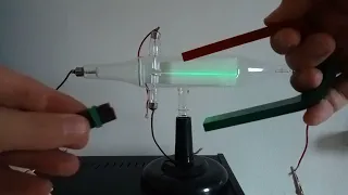 Cathode ray tube magnetic deflection by horseshoe magnet