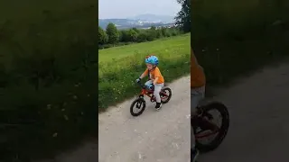 Трирічний хлопчик на велосипеді)