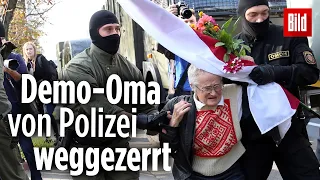 Demo-Oma festgenommen! Hunderte Frauen in Belarus von Lukaschenkos Polizei verhaftet