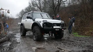 У этой НИВЫ НЕТ ПРЕДЕЛА, битва против ВОЕННОГО УАЗА. ОФФРОАД В БОЛОТЕ!!!