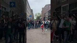 Jens (11) verdient tientallen euro’s met hooghouden na huldiging. 😍⚽️ #rotterdam #feyenoord