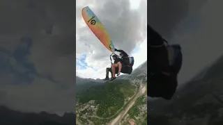 Passageiro vomita no piloto de parapente.