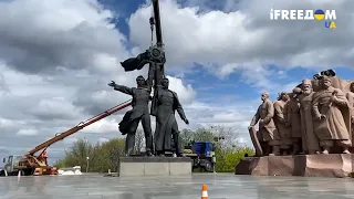 Демонтаж скульптуры "на ознаменование воссоединения Украины с Россией". Подробности с места событий