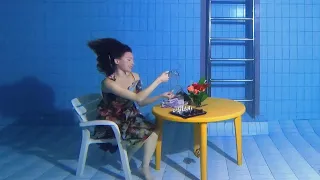 игры с пузырями под водой /girl playing with bubbles underwater